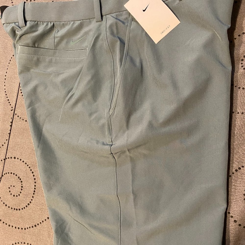 NIKE GOLF STANDARD FIT SHORTS SIZE 40 MEN NWT $65.00